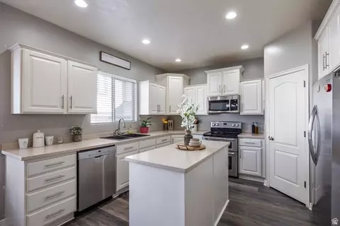Kitchen - 941 E Beartooth Cir S, Draper, UT 84020 photo 3 of 5