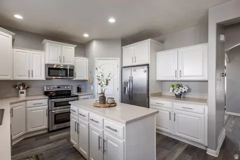 Kitchen - 941 E Beartooth Cir S, Draper, UT 84020 photo 1 of 5