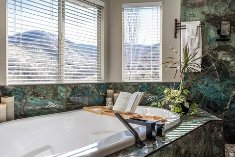 Bath - 941 E Beartooth Cir S, Draper, UT 84020 photo 6 of 9