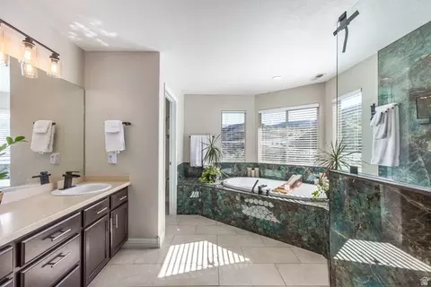 Bath - 941 E Beartooth Cir S, Draper, UT 84020 photo 4 of 9