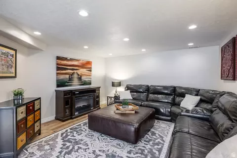 Living - 941 E Beartooth Cir S, Draper, UT 84020 photo 3 of 3