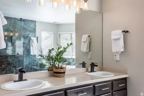 Bath - 941 E Beartooth Cir S, Draper, UT 84020 photo 5 of 9