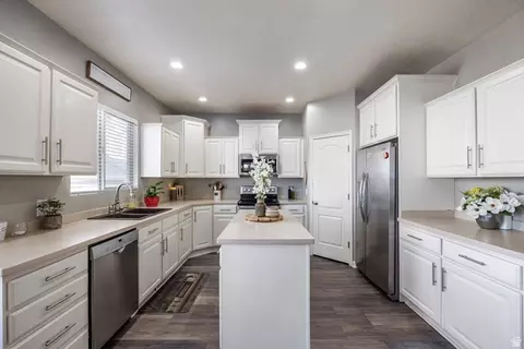 Kitchen - 941 E Beartooth Cir S, Draper, UT 84020 photo 2 of 5