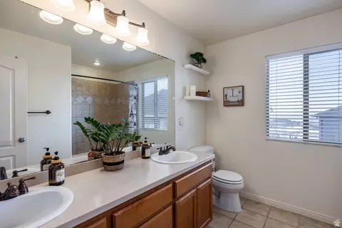 Bath - 941 E Beartooth Cir S, Draper, UT 84020 photo 8 of 9