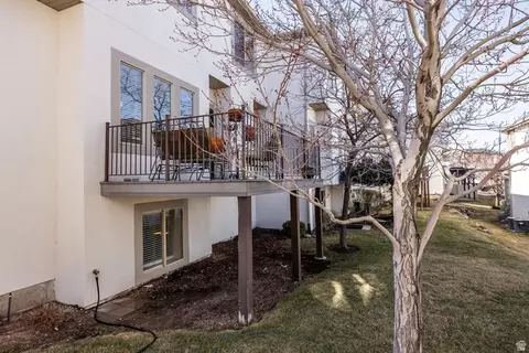 Exterior - 941 E Beartooth Cir S, Draper, UT 84020 photo 7 of 8