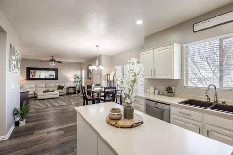 Kitchen - 941 E Beartooth Cir S, Draper, UT 84020 photo 5 of 5