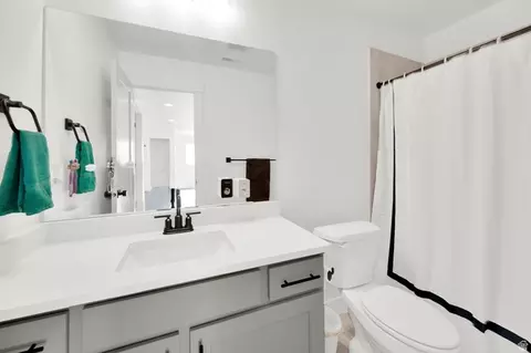 Bath - 213 W Sicula Rd, Vineyard, UT 84059 photo 4 of 5
