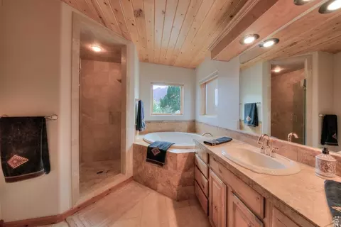 Bath - 3885 S Maynard Ln #1, Moab, UT 84532 photo 2 of 4