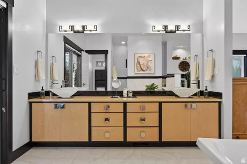 Bath - 145 W Carnesecca Ct, Mapleton, UT 84664 photo 5 of 7