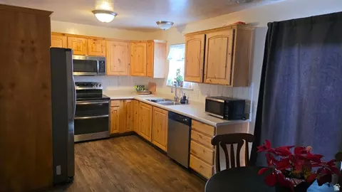 Kitchen - 1682 E Ridgefield Rd, Spanish Fork, UT 84660 photo 2 of 3