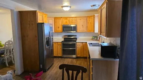 Kitchen - 1682 E Ridgefield Rd, Spanish Fork, UT 84660 photo 3 of 3