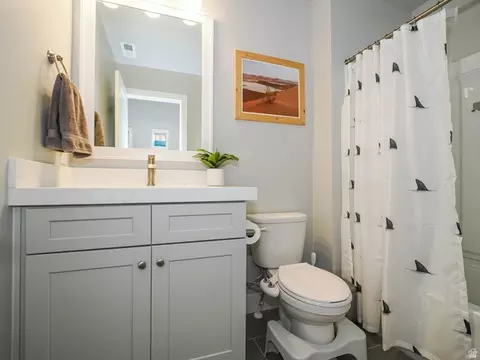 Bath - 699 E Ryegrass Dr N, Eagle Mountain, UT 84005 photo 2 of 3