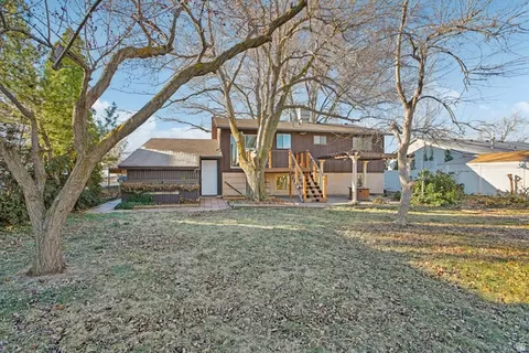 Exterior - 569 E Aloha Ln, Sandy, UT 84070 photo 6 of 8
