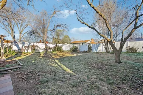 Exterior - 569 E Aloha Ln, Sandy, UT 84070 photo 5 of 8