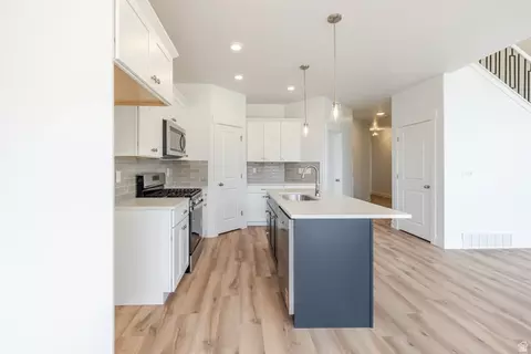 Kitchen - 5286 S Acacia Dr #798, Mapleton, UT 84664 photo 3 of 4