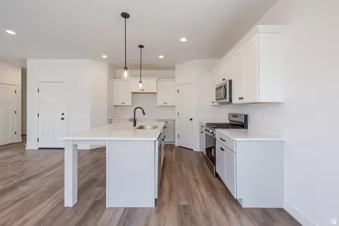 Kitchen - 195 W Harmony Ridge Pkwy #601, Mapleton, UT 84664 photo 3 of 4