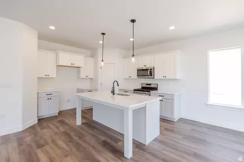 Kitchen - 195 W Harmony Ridge Pkwy #601, Mapleton, UT 84664 photo 2 of 4