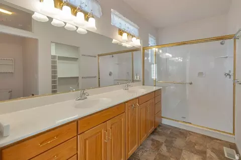 Bath - 290 E 450 S, Hyde Park, UT 84318 photo 1 of 4