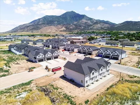 Loveless Estates townhome community in Nephi Utah with mountain backdrop