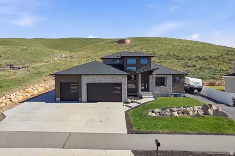 Exterior - 2313 E Patriot Dr, Eagle Mountain, UT 84005 photo 2 of 11