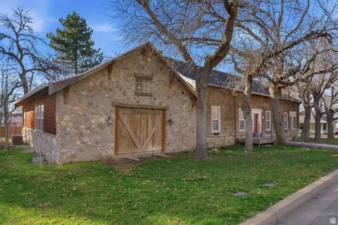 Exterior - 16 S 200 E, Centerville, UT 84014 photo 3 of 16