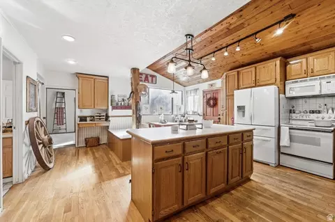 Kitchen - 16 S 200 E, Centerville, UT 84014 photo 5 of 7