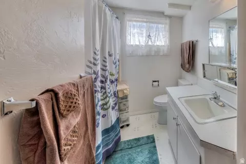Bath - 738 Locust Ln, Moab, UT 84532 photo 3 of 3
