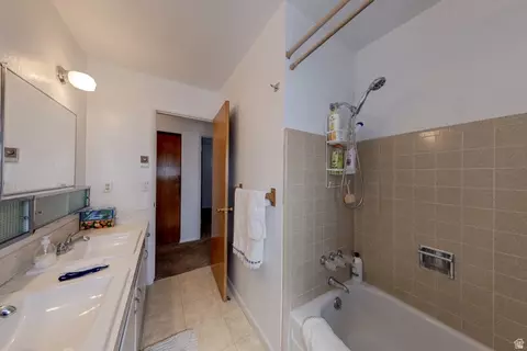 Bath - 738 Locust Ln, Moab, UT 84532 photo 2 of 3