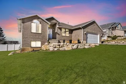 3643 Lakeview Dr, North Ogden, UT 84414
