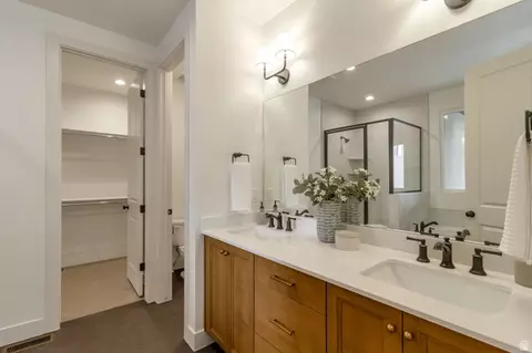 Bath - 2132 N 725 W, Centerville, UT 84014 photo 2 of 6