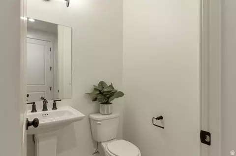 Bath - 2132 N 725 W, Centerville, UT 84014 photo 1 of 6