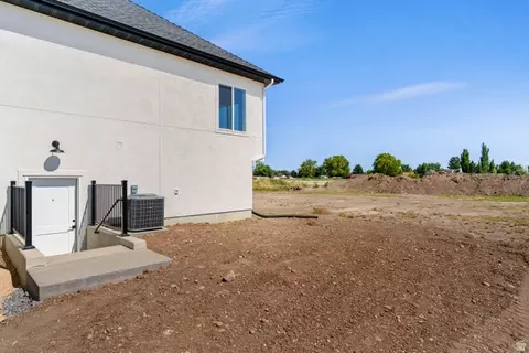 Exterior - 5777 W 4100 S, Hooper, UT 84315 photo 3 of 4