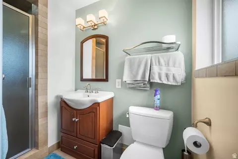 Bath - 994 Deborah Dr, Bountiful, UT 84010 photo 1 of 4