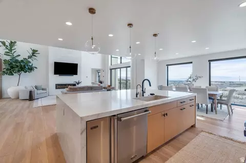 Kitchen - 3918 S Mapleton Estates Dr, Mapleton, UT 84664 photo 4 of 8