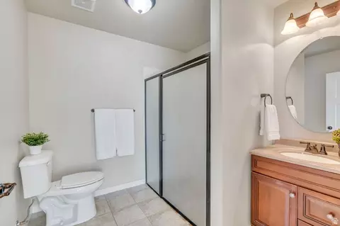 Bath - 282 W 605 N #A, Centerville, UT 84014 photo 1 of 3