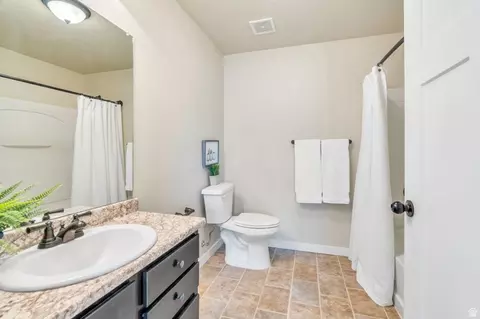 Bath - 282 W 605 N #A, Centerville, UT 84014 photo 2 of 3