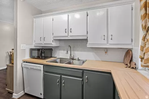 Kitchen - 249 W Garden Park, Orem, UT 84057 photo 3 of 4