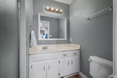 Bath - 249 W Garden Park, Orem, UT 84057 photo 1 of 3