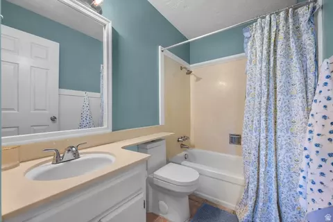 Bath - 249 W Garden Park, Orem, UT 84057 photo 3 of 3