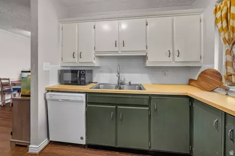 Kitchen - 249 W Garden Park, Orem, UT 84057 photo 2 of 4