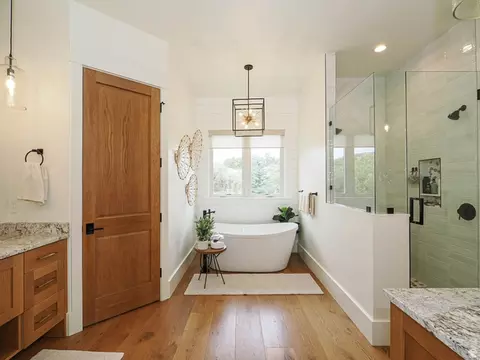 Bath - 3167 S Mapleton Estates Dr, Mapleton, UT 84664 photo 2 of 5