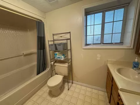 Bath - 655 N 8th E, Preston, ID 83263 photo 2 of 4