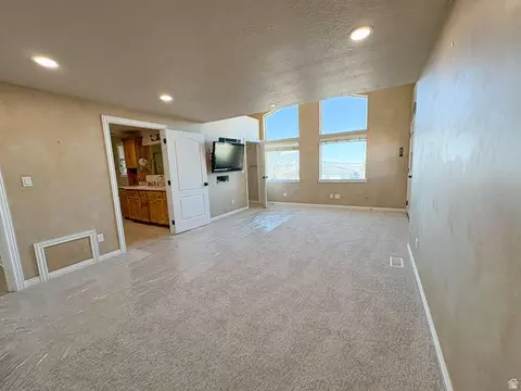 Living - 610 Meadowlark Ln, Bountiful, UT 84010 photo 9 of 10