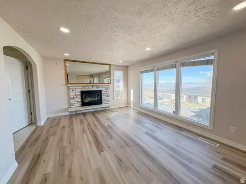 Living - 610 Meadowlark Ln, Bountiful, UT 84010 photo 2 of 10