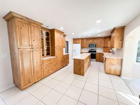 Kitchen - 610 Meadowlark Ln, Bountiful, UT 84010 photo 3 of 6