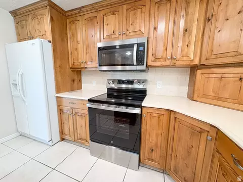Kitchen - 610 Meadowlark Ln, Bountiful, UT 84010 photo 2 of 6