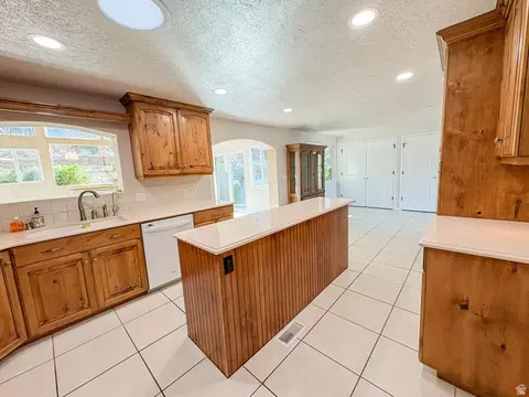 Kitchen - 610 Meadowlark Ln, Bountiful, UT 84010 photo 4 of 6