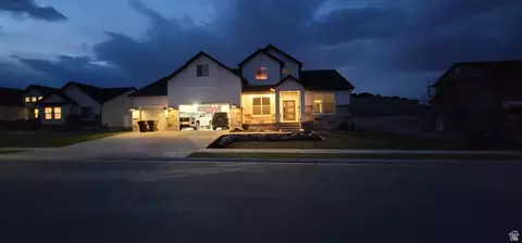 Exterior - 3373 E Wheat Ln, Eagle Mountain, UT 84005 photo 2 of 4