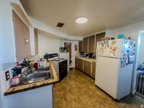 Kitchen - 625 S 200 E, Springville, UT 84663 photo 5 of 11