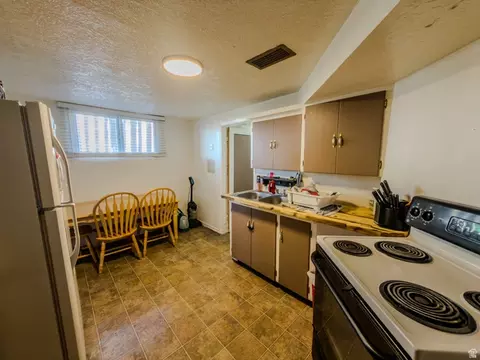 Kitchen - 625 S 200 E, Springville, UT 84663 photo 4 of 11